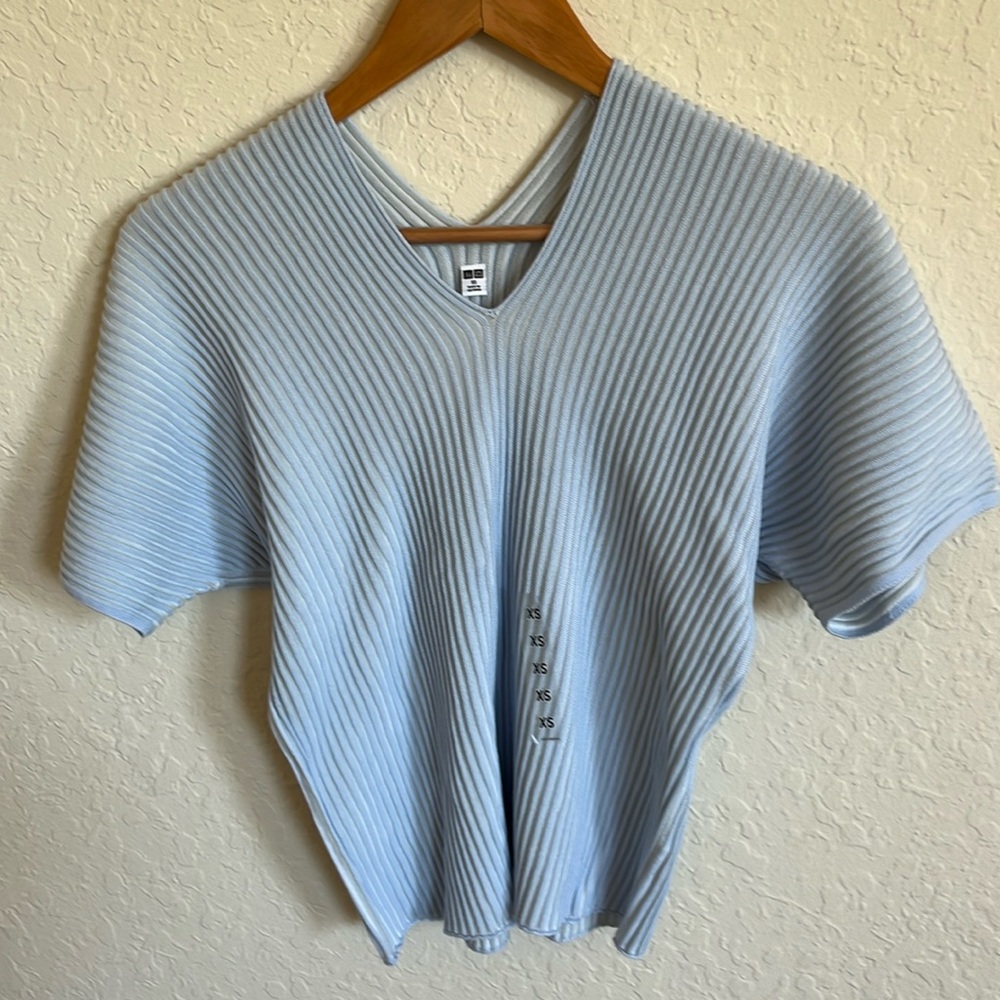Uniqlo woman’s 3D cotton V neck pleated half sleeve sweater